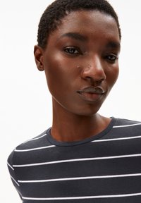 Katoenen T-shirt in donkergrijs met horizontale witte strepen, korte mouwen en een ronde halsontwerp. Soepele textuur met subtiele glans.