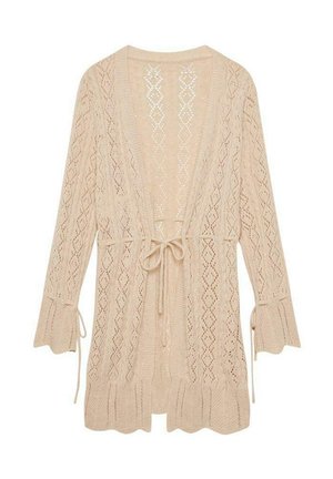 Cárdigan de punto abierto en beige claro, con patrones de diamante, mangas largas, cintura ajustable con lazo y dobladillo acampanado con bordes scalloped.
