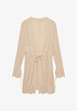 Cárdigan de punto abierto en beige claro, con patrones de diamante, mangas largas, cintura ajustable con lazo y dobladillo acampanado con bordes scalloped.