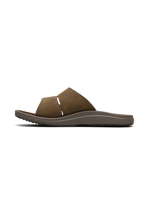 Sandale slide marron à bout ouvert avec deux larges brides en cuir et une semelle en caoutchouc profilée et texturée.