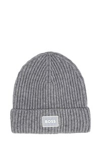 Berretto lavorato a maglia grigio con texture a coste, dotato di un bordo ripiegato e una toppa rettangolare bianca con il logo "BOSS".