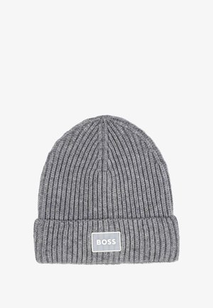 Szary dzianinowy beret o prążkowanej fakturze, z podwiniętym mankietem i prostokątną białą naszywką z logo "BOSS."