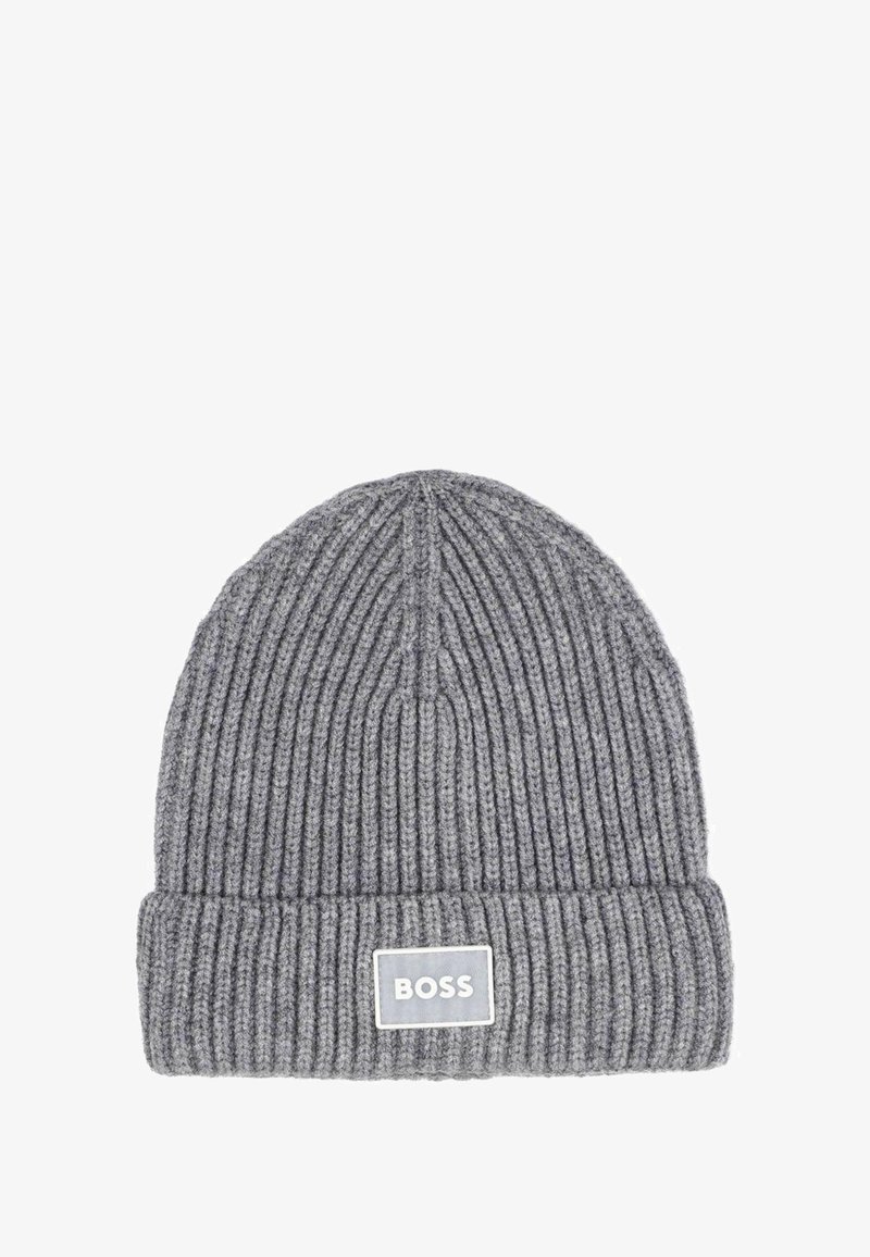 Berretto lavorato a maglia grigio con texture a coste, dotato di un bordo ripiegato e una toppa rettangolare bianca con il logo "BOSS".