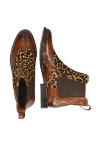 Botines de cuero marrón con un panel lateral de estampado de leopardo e inserciones elásticas, texturizados con un patrón de cocodrilo en la puntera y el talón.