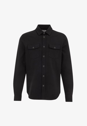 Czarna koszula z długim rękawem, wykonana z gładkiego materiału, z dwoma kieszeniami na piersi, guzikami z przodu i kołnierzykiem.