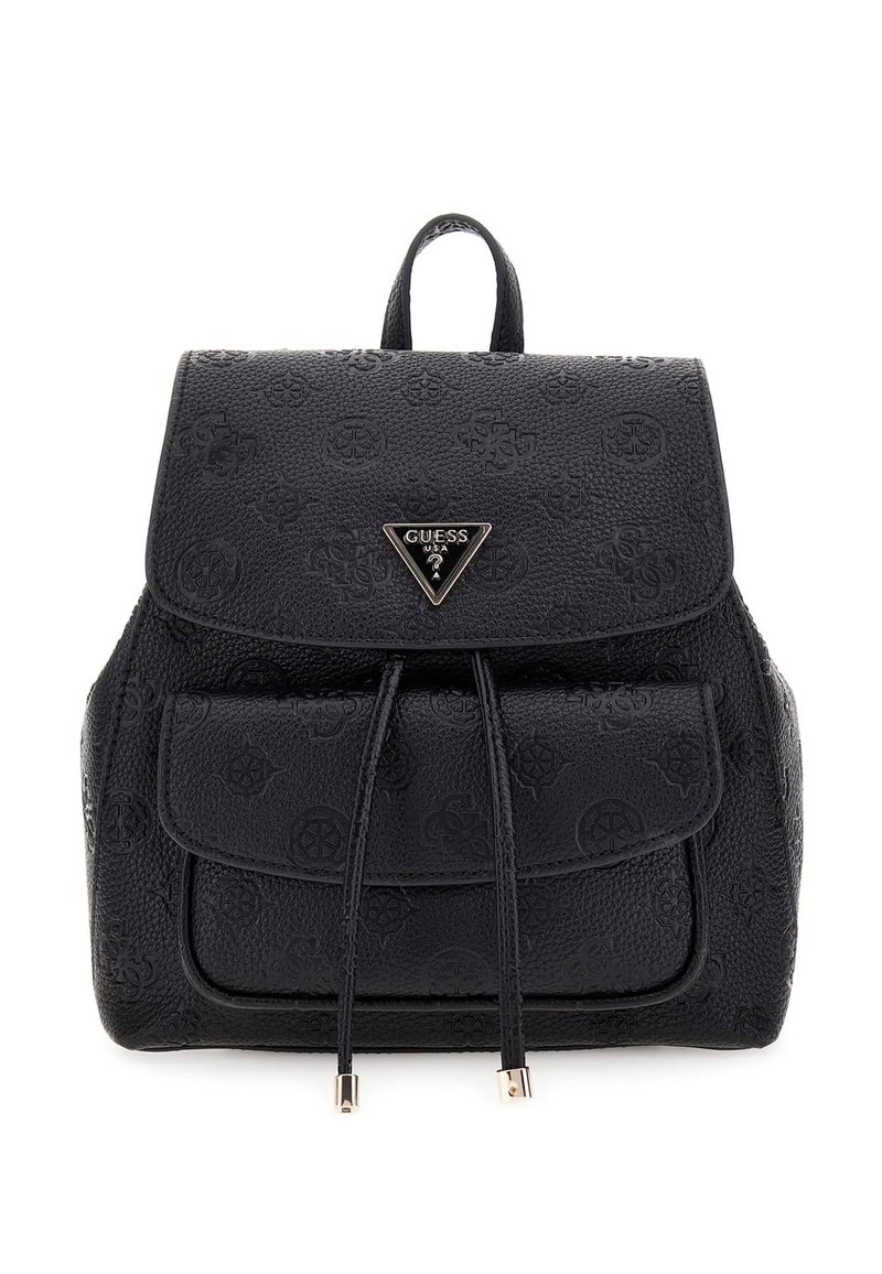 Zaino in pelle nera con finitura testurizzata, tasca frontale, chiusura con coulisse e accento del logo metallico sulla patta. Design compatto e strutturato.