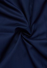 Tessuto blu navy, texture liscia con una leggera lucentezza, piegato in un motivo a spirale, che mostra una morbida caduta e un colore uniforme in tutta la superficie.
