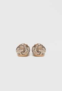 Loaferji z vzorcem kačje kože z nizkim profilom, v svetlo rjavih in bež tonih, z detajli tkanih poudarkov na zadnji strani.