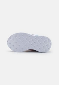 Schuhsohle, weiße Gummi mit strukturierter Oberfläche und Diamantmuster, zeigt glatte Kanten und leichte Krümmung an der Ferse.