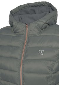 Grüne gepolsterte Jacke in Oliv mit Reißverschluss vorne und Kapuze. Sie hat ein weiches graues Innenfutter und ein kleines weißes Logo auf der Brust.