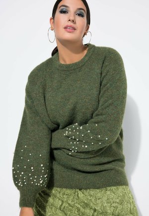 Maglione verde lavorato a maglia con una vestibilità rilassata, caratterizzato da dettagli in perle sulle maniche. La texture è morbida, con un classico collo rotondo.