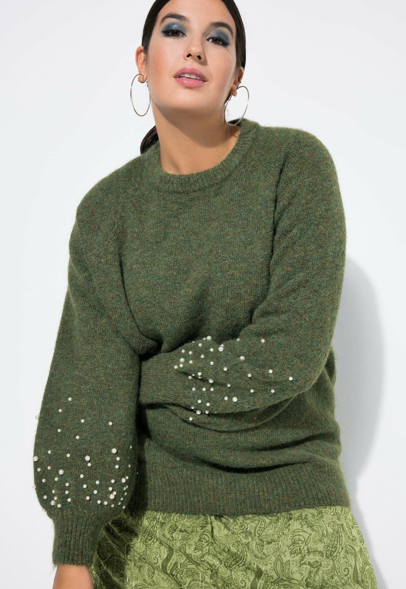Maglione verde lavorato a maglia con una vestibilità rilassata, caratterizzato da dettagli in perle sulle maniche. La texture è morbida, con un classico collo rotondo.