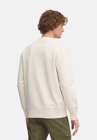 Sweatshirt beige chiaro da uomo realizzato in misto cotone, con maniche lunghe, polsini a coste e design a girocollo, mostrato dal retro.