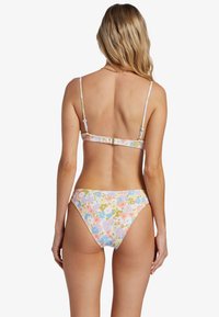Costume da bagno floreale con colori pastello. Realizzato in tessuto morbido, presenta spalline sottili e una chiusura sul retro. Il motivo include fiori rosa, blu e verdi.