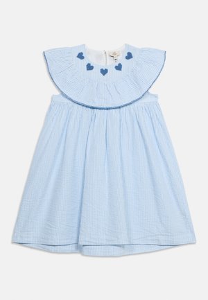 Abito senza maniche a righe azzurro chiaro e bianco con colletto arricciato e cuori blu ricamati intorno allo scollo.