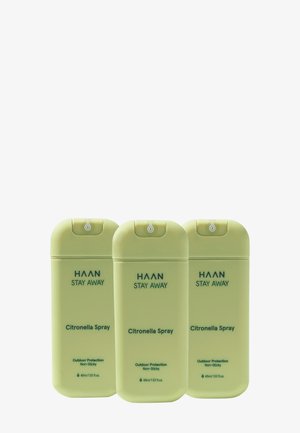 Tre ensartede lysegrønne flasker med HAAN Stay Away citronella spray til udendørs beskyttelse, mærket non-sticky, hver på 45 ml.