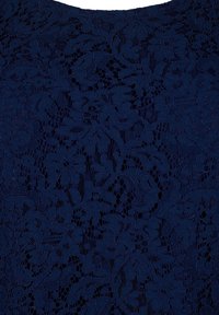 Spitzenstoff in tiefem Marineblau mit einem floralen Muster, das über feine Details und eine strukturierte Oberfläche verfügt und ein visuell reichhaltiges Erscheinungsbild schafft.