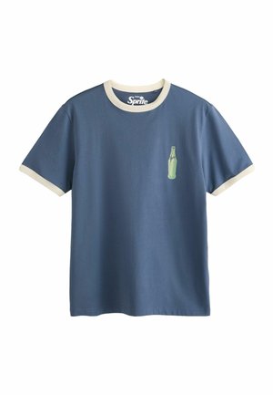 Tricou albastru cu mâneci scurte, cu guler alb și margini albe la mâneci, având un mic grafic verde cu sticla Sprite pe pieptul stâng.