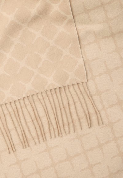 Beżowy szalik z delikatnym geometrycznym wzorem, miękką fakturą i frędzlami na krawędziach. Materiał wydaje się gładki i lekki.