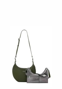 Grüne, geschwungene Umhängetasche aus glattem Material mit silbernem Beschlag; begleitet von einer kleinen metallic-silbernen Tasche mit texturiertem Finish und Reißverschlussdetails.