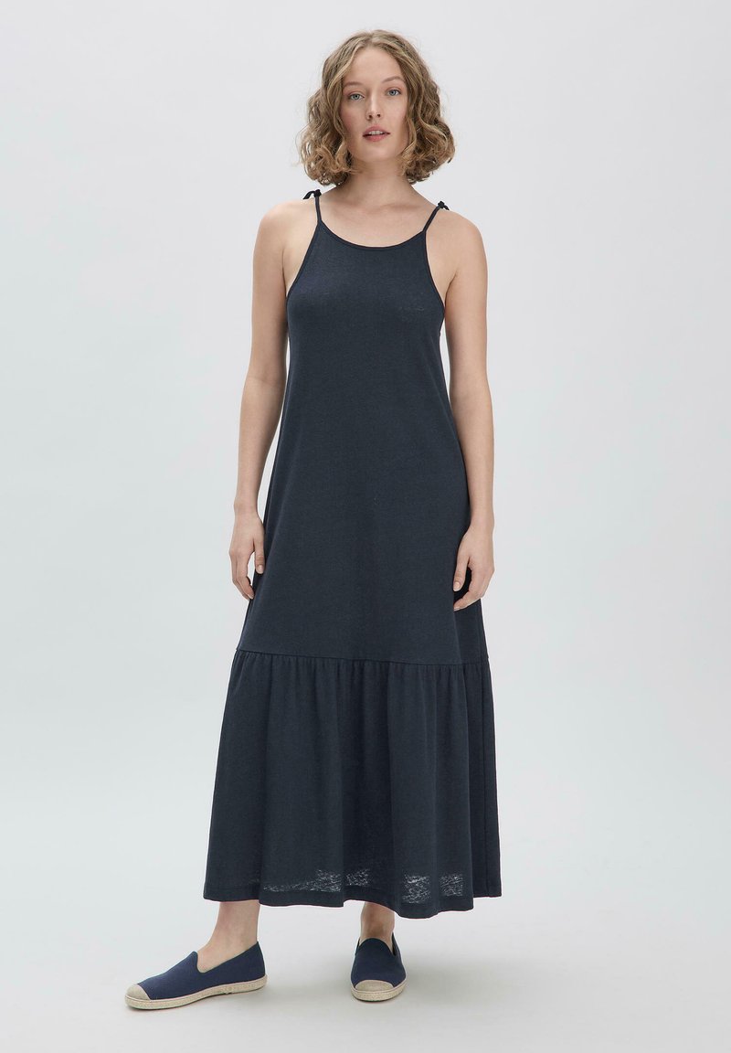 Dunkelblaues, ärmelloses Maxikleid mit tailliertem Oberteil und einem schwingenden, gestuften Rock. Hergestellt aus weichem Stoff mit dünnen Trägern und subtiler Textur.