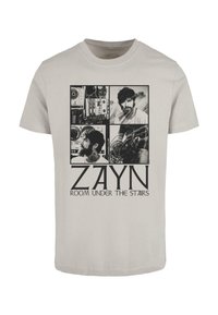 Világosszürke pamut póló, négy fekete-fehér képet tartalmazó négyzet grafikával, az alján a "ZAYN ROOM UNDER THE STAIRS" felirattal.