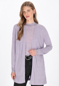 Lila lichtgewicht cardigan met lange mouwen, open voorkant en zachte textuur, gedragen over een bijpassend topje en zwarte broek met riem.