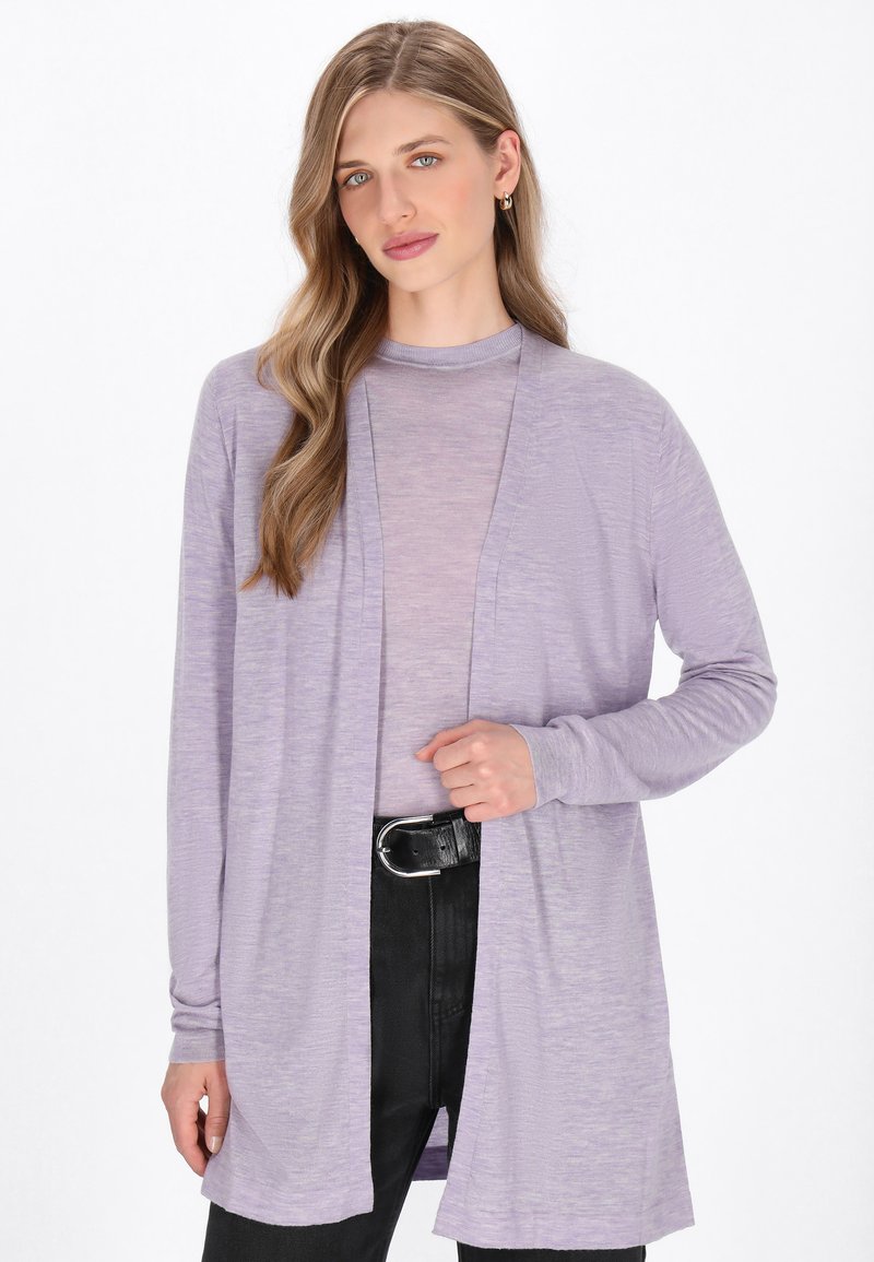 Lila lichtgewicht cardigan met lange mouwen, open voorkant en zachte textuur, gedragen over een bijpassend topje en zwarte broek met riem.