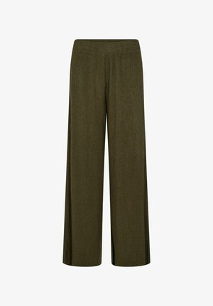 Szerokie spodnie w oliwkowozielonym prążkowanym materiale, z elastycznym paskiem w talii. Tekstura jest miękka z subtelnym wzorem pionowym.