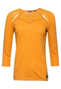 Mosterdgele lange mouwen top voor vrouwen met kantdetails op de schouders en bovenborst, ronde hals en klein zwart merklabel aan de onderzoom.