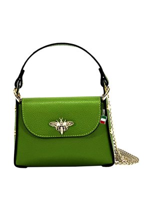 Groene leren handtas met een gouden bij-versiering, zwarte accenten, een bovenhandvat en een afneembare kettingband.