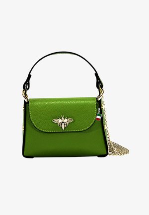 Sac à main en cuir vert avec une embellissement en forme d'abeille dorée, des accents noirs, une poignée supérieure et une bandoulière chaîne amovible.