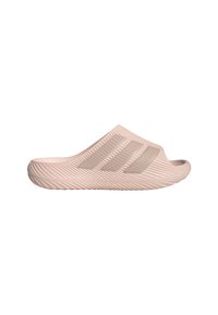Sandale beige à enfiler avec semelle texturée et trois rayures parallèles texturées sur le dessus.