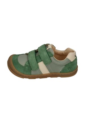 Grüner und beiger Kindersneaker mit zwei Klettverschlüssen und brauner Gummisohle, seitlich vor weißem Hintergrund.