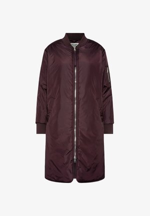 Burgunderfarbene lange Bomberjacke mit einem Frontreißverschluss, gerippten Bündchen, Seitentaschen und einer glatten, glänzenden Oberfläche. Verfügt über eine kleine Reißverschlusstasche am Ärmel.