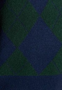 Roheline ja tumesinine rombimuster, pehme tekstuur ja lihvitud disain, sobib igapäevaseks kandmiseks.