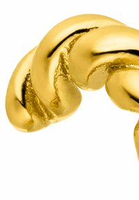 Gouden statementring met een gedraaide design. Gladde, glanzende textuur met ronde vormen en zichtbare lichtreflecties. Close-up weergave benadrukt de details.