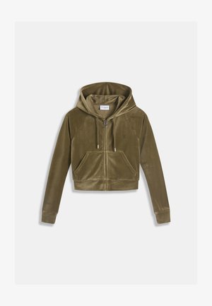 Īsa olīvu zaļa samta zip jaciņa ar kapuci, izgatavota no mīksta velūra, ar priekšējo kabatu un kapuci ar aukliņu. Uz krūtīm izšūts logotips.