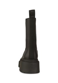 Svart ankelsko med en slät läderutsida, elastiska sidopaneler och en chunky plattformssula med synlig sula.