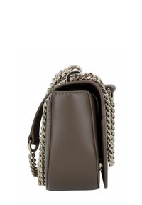 Borsa a mano in ecopelle marrone con tracolla a catena, forma rettangolare, texture liscia e dettagli in metallo di colore argento sui lati.