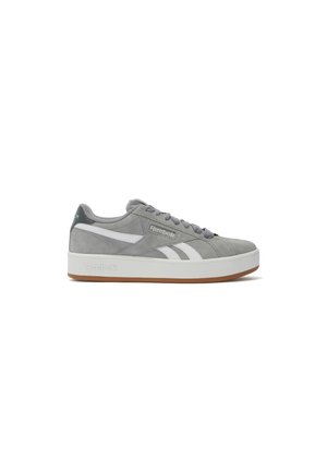 Szary zamszowy sneaker Reebok z białymi paskami po bokach, szarymi sznurówkami, białą podeszwą i brązową podeszwą zewnętrzną, pokazany od zewnętrznej strony.