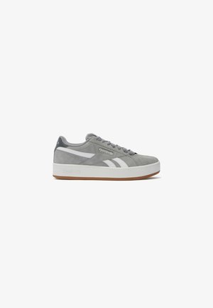 Sneaker Reebok in camoscio grigio con strisce laterali bianche, lacci grigi, suola bianca e suola esterna marrone, mostrata dal lato esterno.
