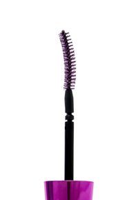Brosse de mascara incurvée avec des poils violets et un manche noir, présentée dans un contenant violet brillant.