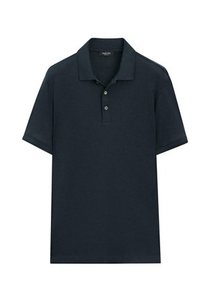 Mørk marineblå polo t-shirt med kort ærme, krave og to-knaps lukning, vist fladt på en hvid baggrund.