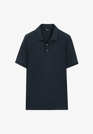 Mørk marineblå polo t-shirt med kort ærme, krave og to-knaps lukning, vist fladt på en hvid baggrund.