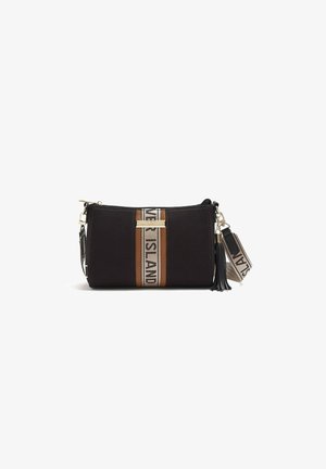 Černá obdélníková crossbody taška s hnědo-béžovým vertikálním proužkem, textem na popruhu, zlatým kováním a černým třásněm.