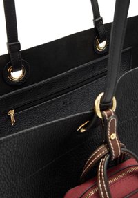 Czarna skórzana torba na ramię z złotymi dodatkami, z teksturowanym wzorem, górną kieszenią na zamek oraz małym burgundowym dodatkiem z brązowymi paskami.