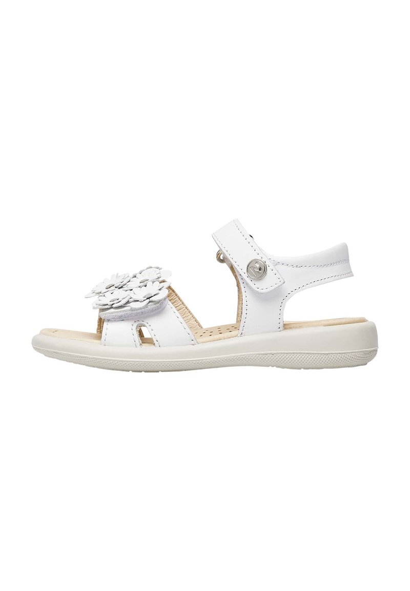 Bílé kožené sandály s květinovými prvky, nastavitelným páskem, otevřenou špičkou a texturovanou gumovou podrážkou pro dobrý grip. Vhodné pro volnočasové nošení.