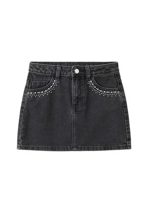 Mini-jupe en denim noir avec bouton sur le devant, passants pour ceinture et clous décoratifs argentés délimitant les poches avant.