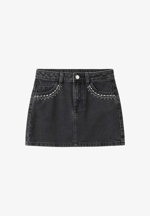 Mini-jupe en denim noir avec bouton sur le devant, passants pour ceinture et clous décoratifs argentés délimitant les poches avant.